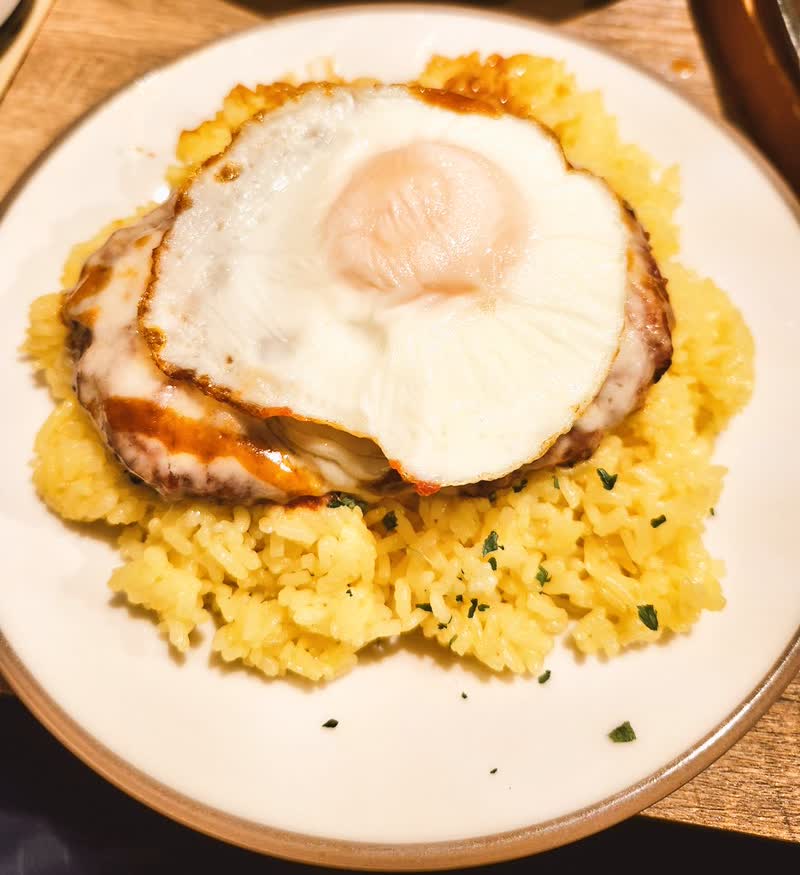 ターメリックライスのハンバーグ目玉焼き乗せ