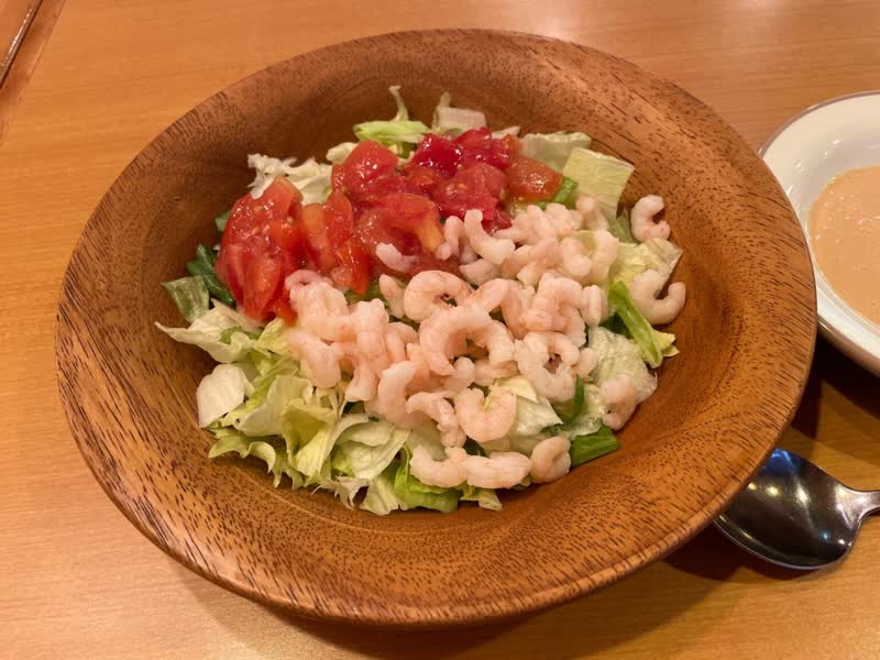 小エビのサラダのドレッシング2種掛け